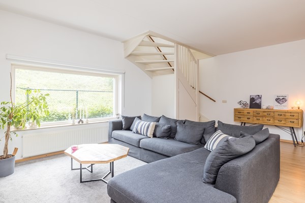 Foto - Te koop: Tussenwoning uit 2007 voorzien van een energielabel A met onder meer een ruime woon- en eetkamer, semi-open keuken, 3 slaapkamers, badkamer, carport en besloten (voor)tuin in Ransdaal